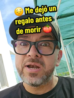 🍅 Me olvidé de esta planta por semanas… y aun así me dejó un último tomatito. Mientras acomodaba unas cosas encontré una planta de tomate Cherry Banana que accidentalmente había quedado escondida det